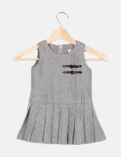 B3 Vestido gris volantes