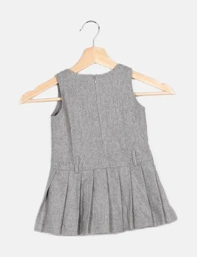 B3 Vestido gris volantes