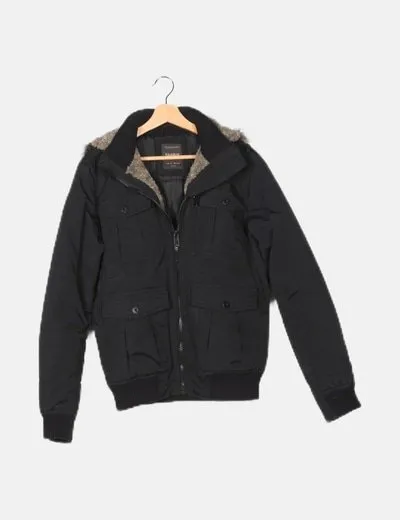 Pull&Bear Parka negra detalle pelo