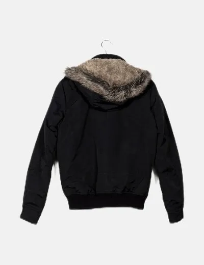 Pull&Bear Parka negra detalle pelo